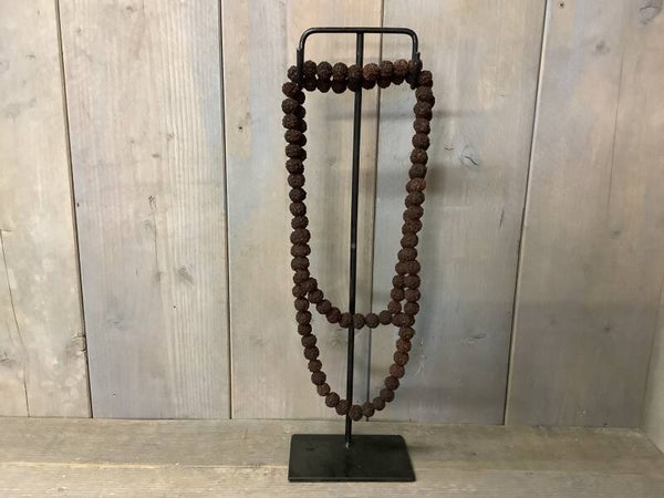 Houten ketting op statief