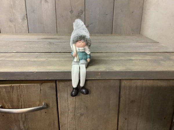 Winter poppetje met bungel benen ski