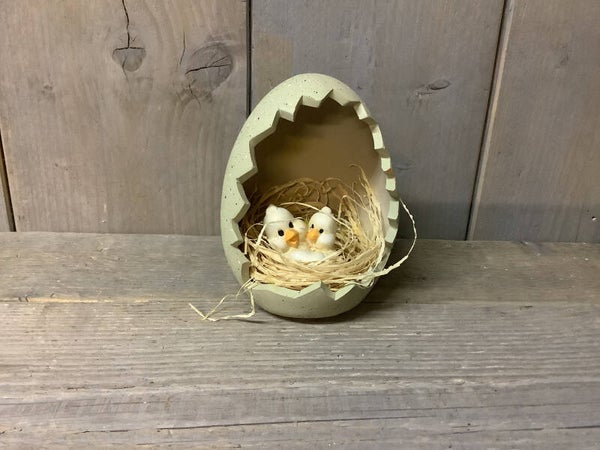 Ei met kuikens staand