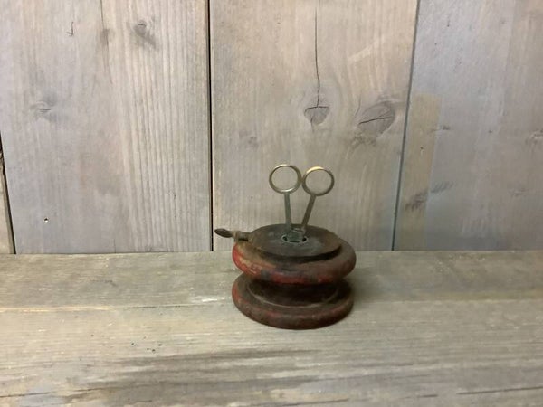 Houten spoel met schaartje