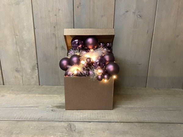 Handmade doos met kerstballen en lampjes paars