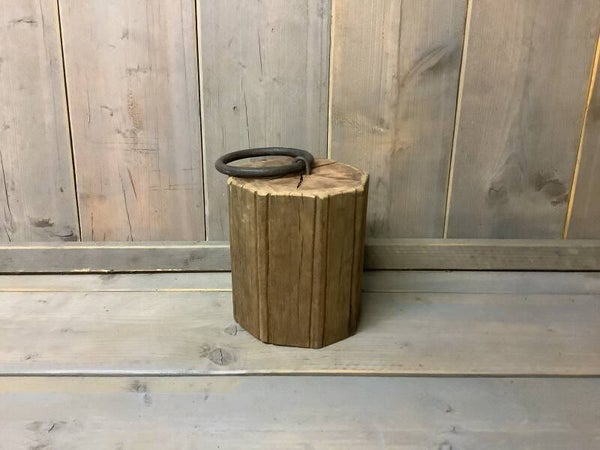 Deurstopper met ijzeren ring