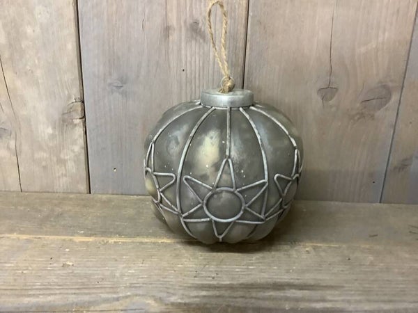 Sobere glasbal in ijzer groot