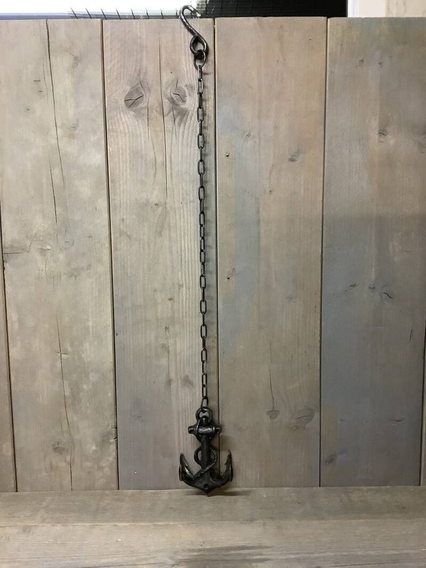 Ijzeren anker aan ketting