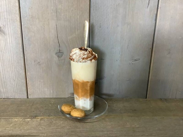 Latte Macciato met 2 koekjes (nep)