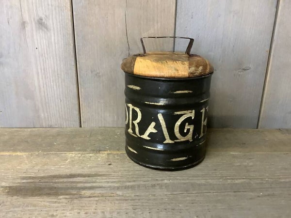 Ijzeren voorraad pot met houten deksel