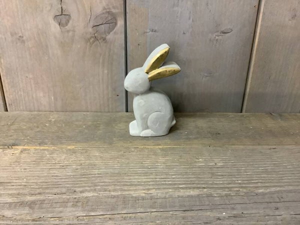Betonnen konijn met gouden oren