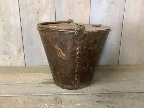 Ijzeren emmer met houten deksel