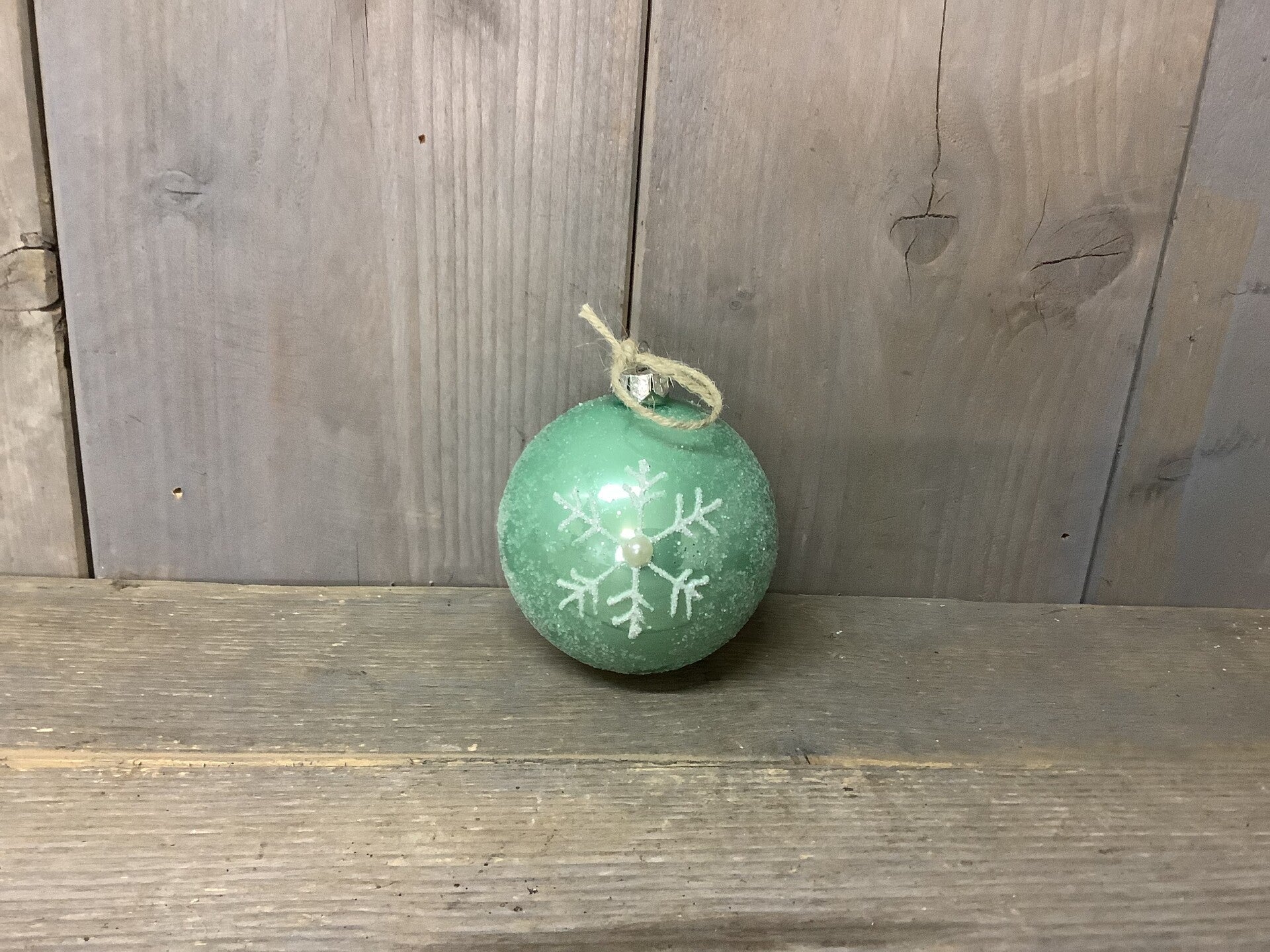 Kerstbal licht groen met sneeuwvlok