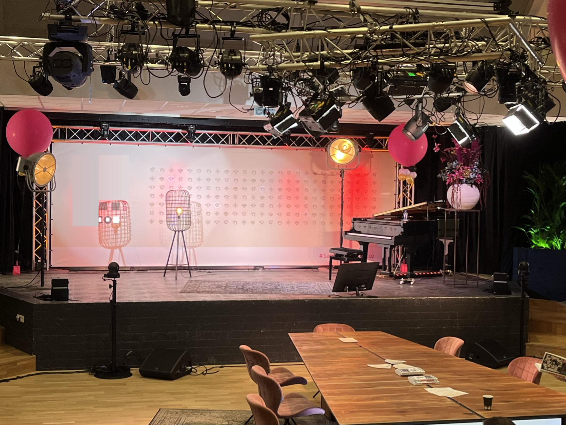 Tafelshow met camera's, leeg podium