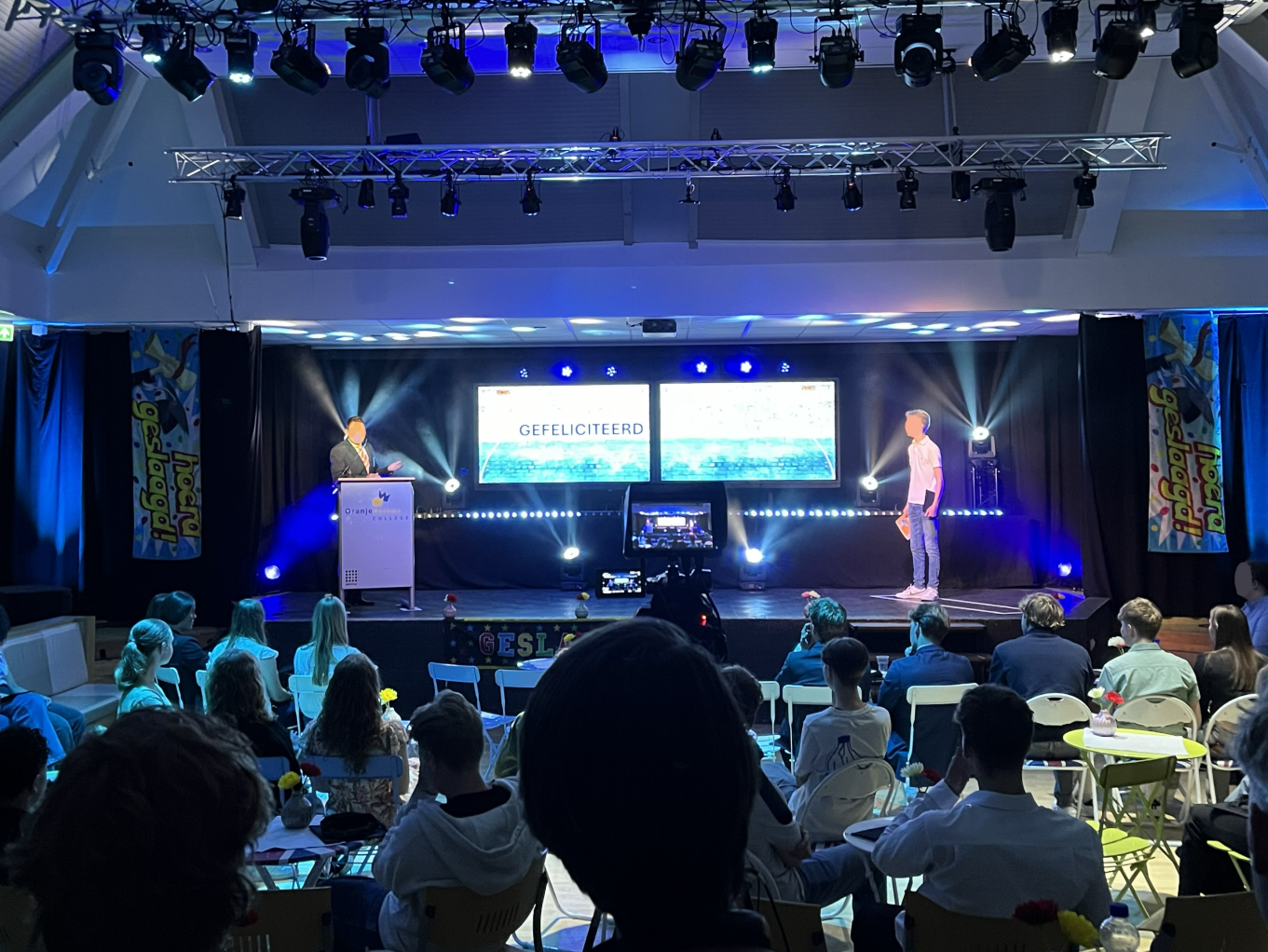 Podium met tekst gefeliciteerd op een TV, blauw uitgelicht