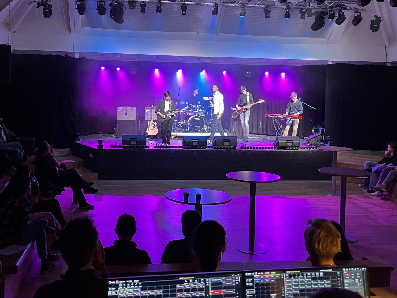 Podium met rock-band, lege zaal voor sound-check