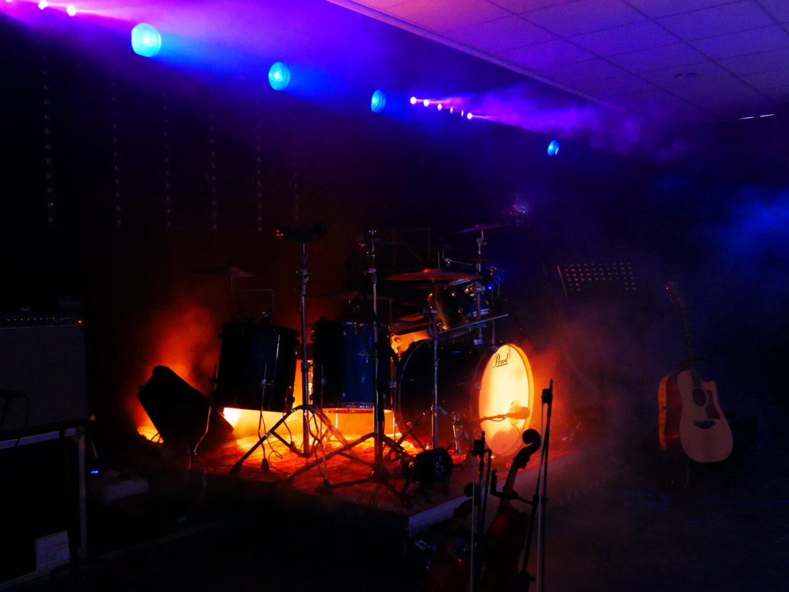 Drumstel uitgelicht met gloeiende kickdrum