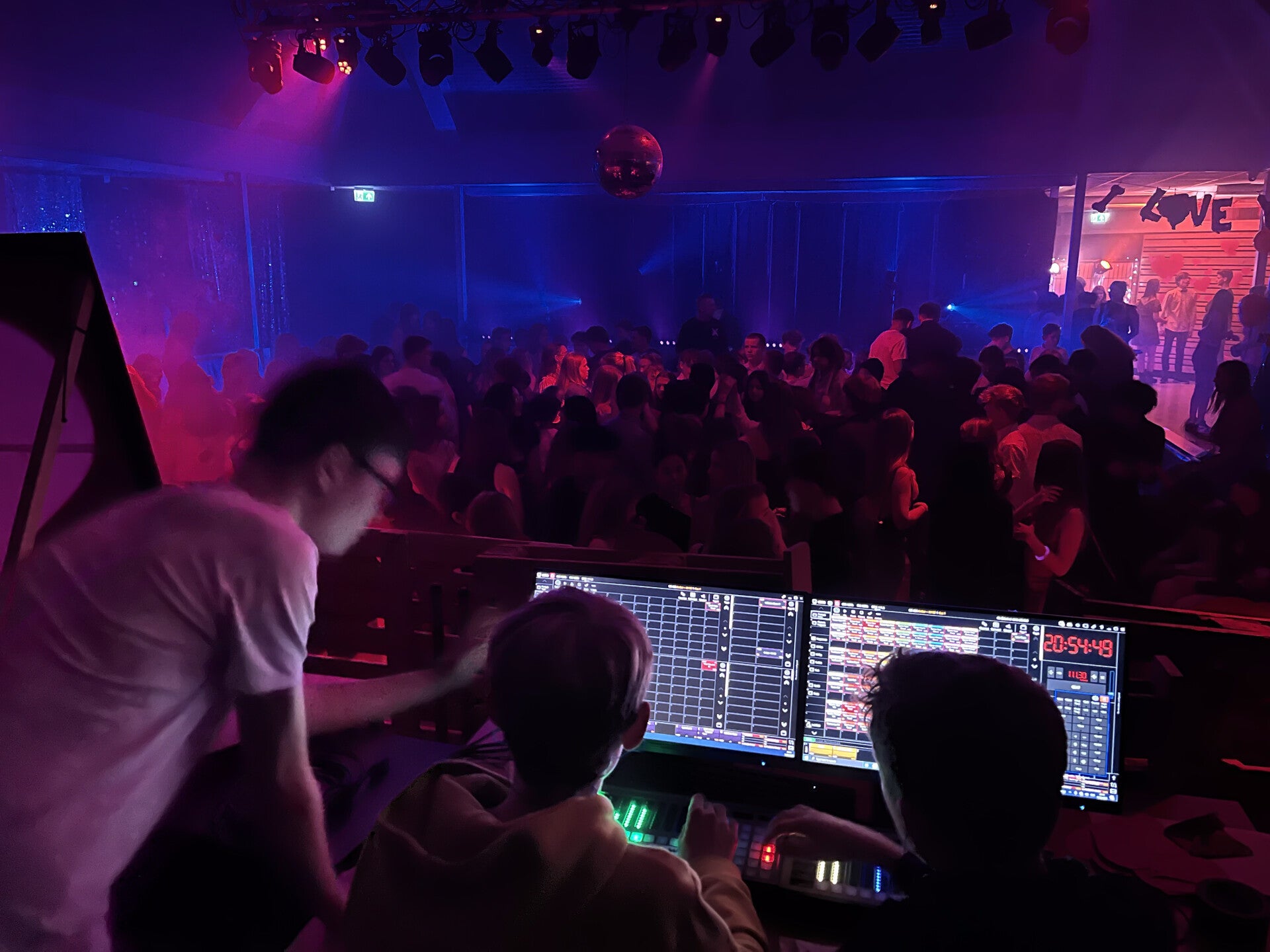 Licht technici bezig met instructie aan locatiepersoneel.