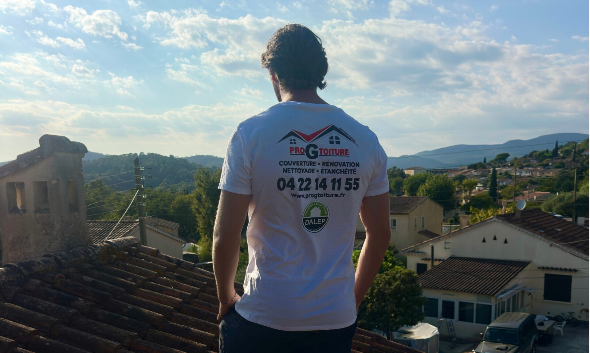 Artisan couvreur PRO-G-TOITURE sur une toiture à La Crau dans le Var