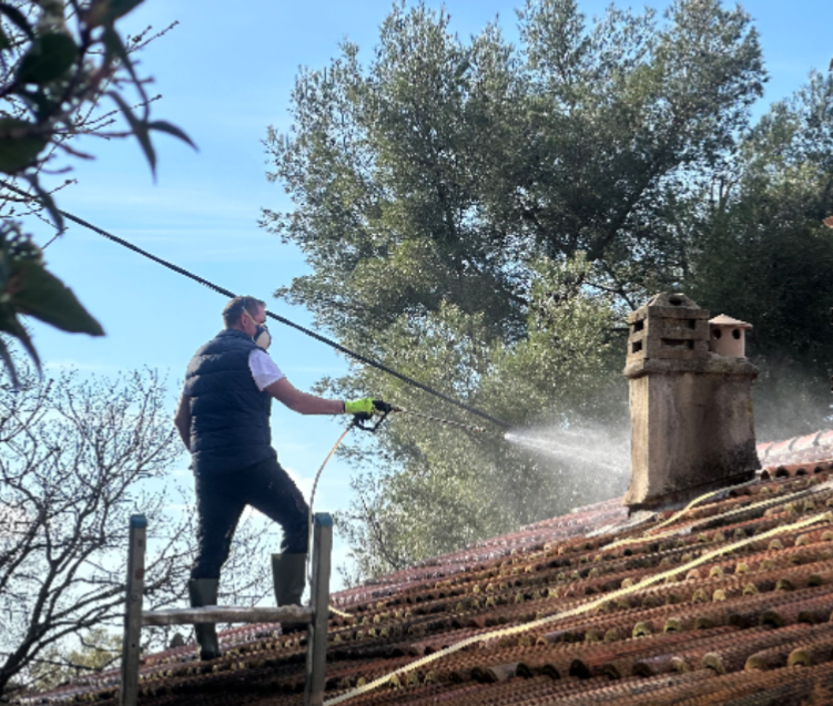 Artisan couvreur en nettoyage et traitement de toiture Pro-G-Toiture