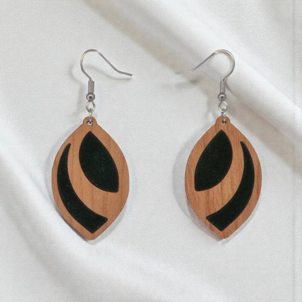 Boucles d’oreilles Éclipse Signature – Feutrine verte & bois de merisier