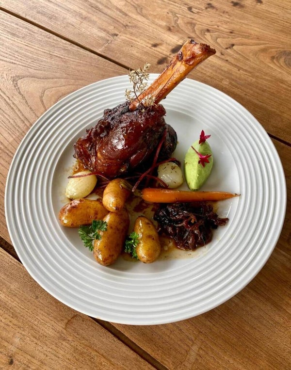 Souris d'agneau confite au miel et thym, tulipe de pomme de terre