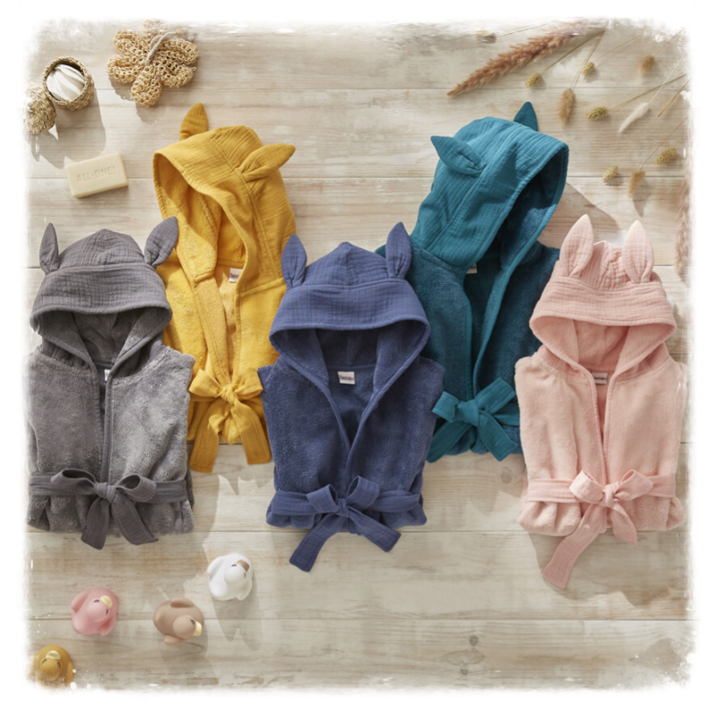 babybadjas groen, roze geel