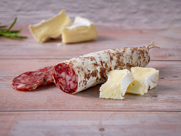 Franse droge worst Camembert