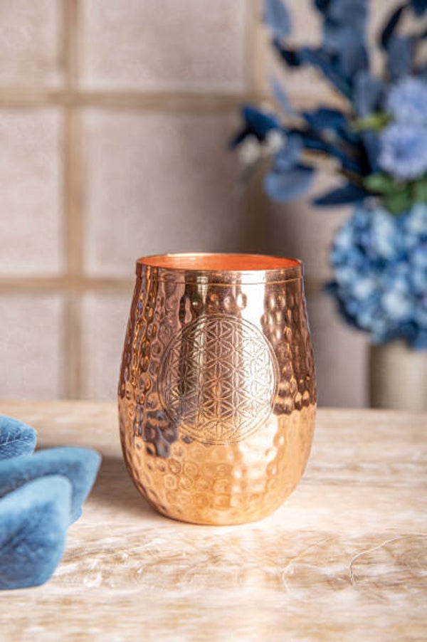 Kupfertrinkbecher mit der Blume des Lebens