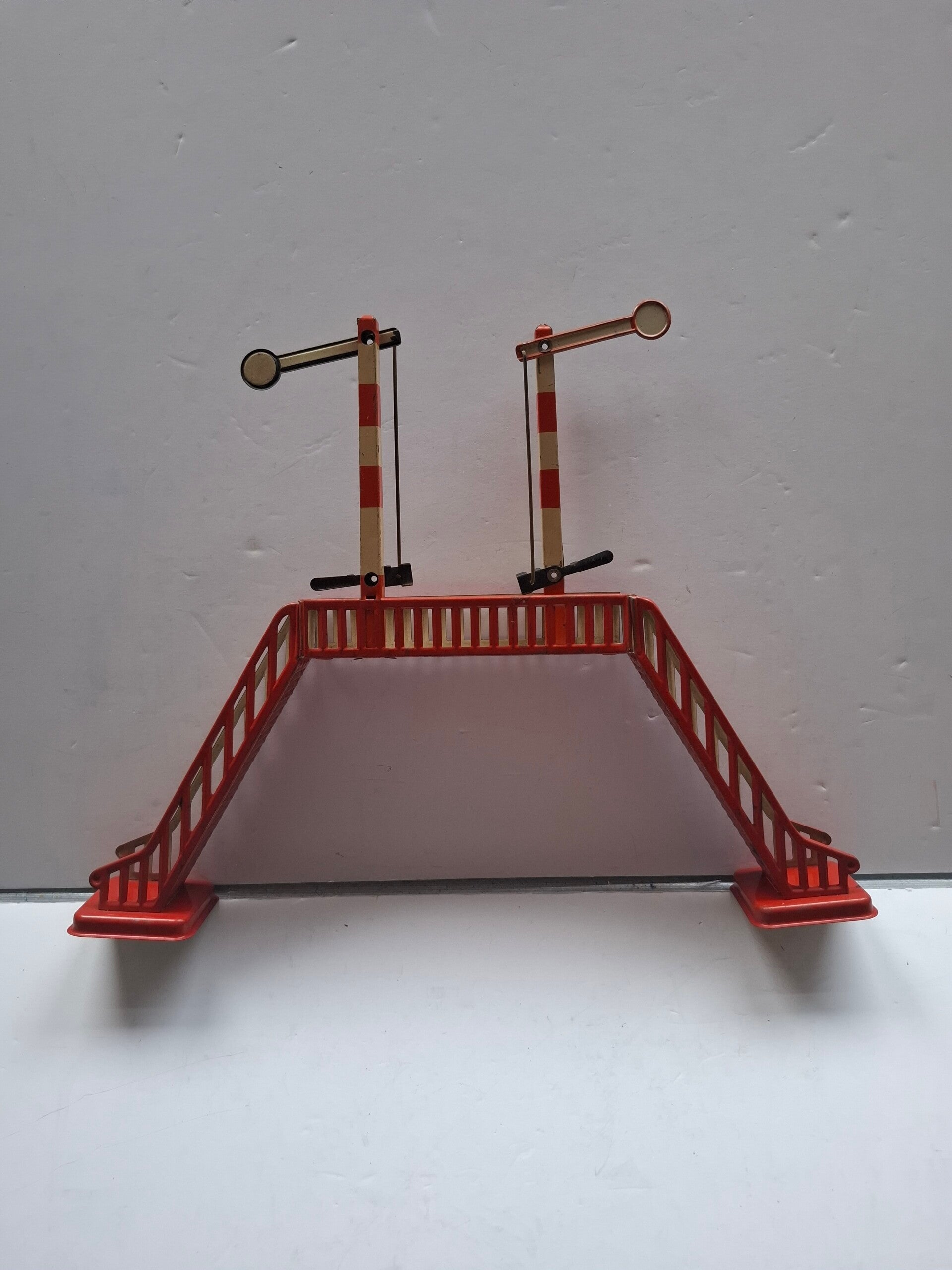 1#3504 Seinpalen op brug van blik schaal.0