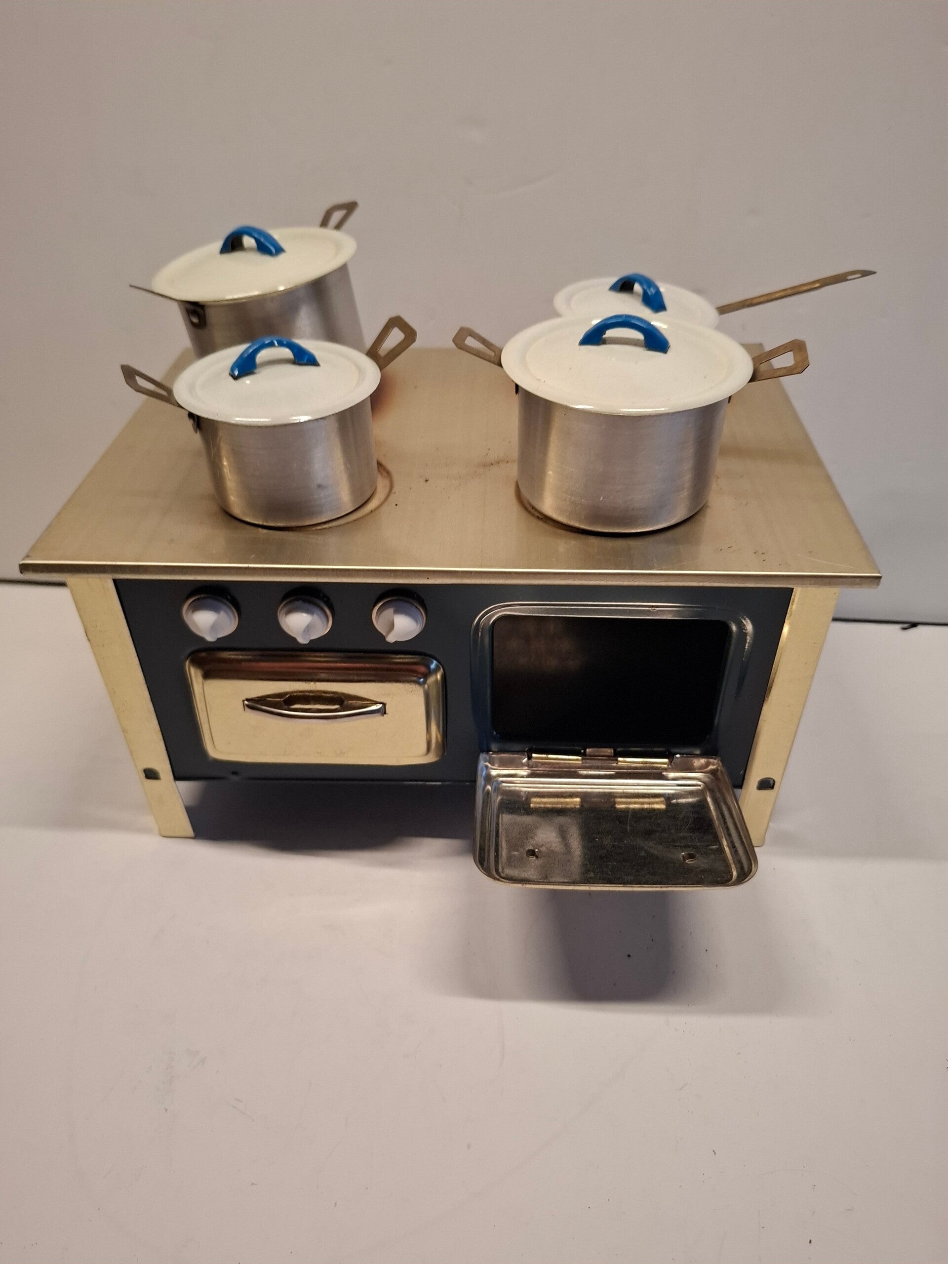 2#3572Poppenfornuisje inclusief pannen. In originele doos