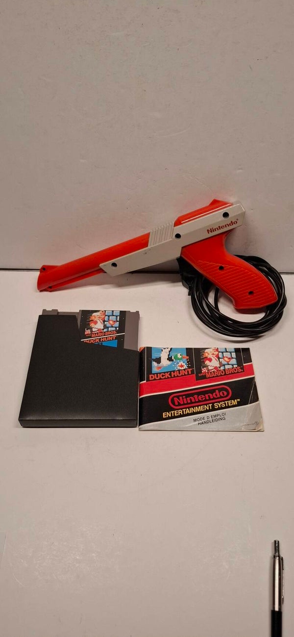 4154 Nintendo NES Duck Hunt, Zapper en Boekje.
