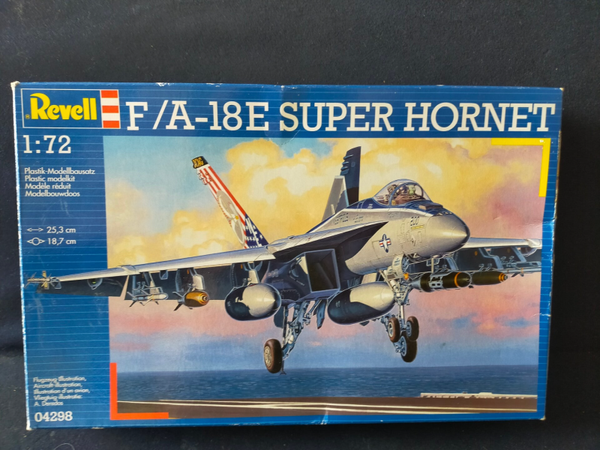 7#1617 Super Hornett Revell