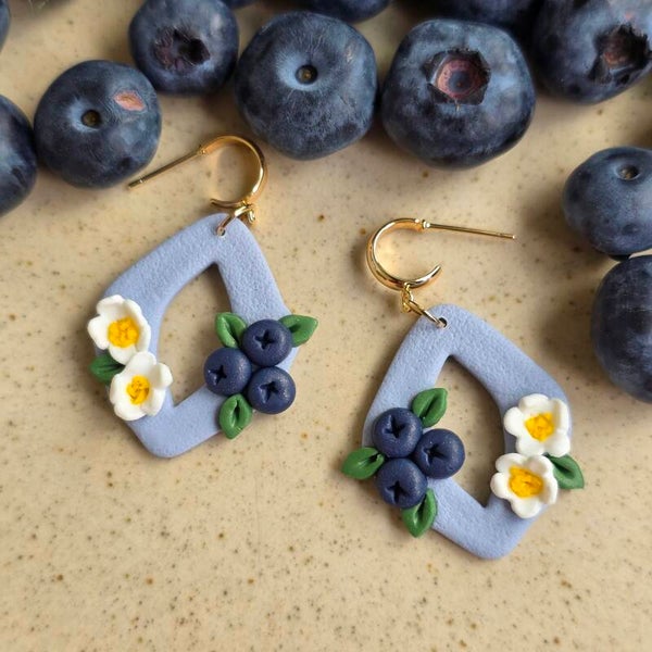 Blauwe bes oorbellen Olga ~ botanische collectie