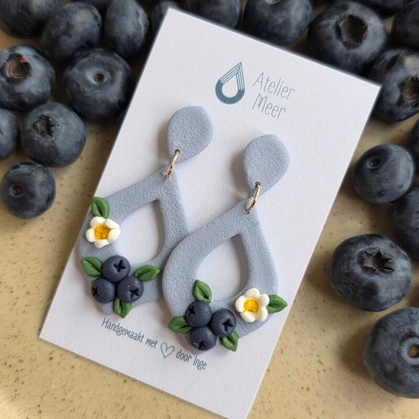 Blauwe bes oorbellen Smyl ~ botanische collectie