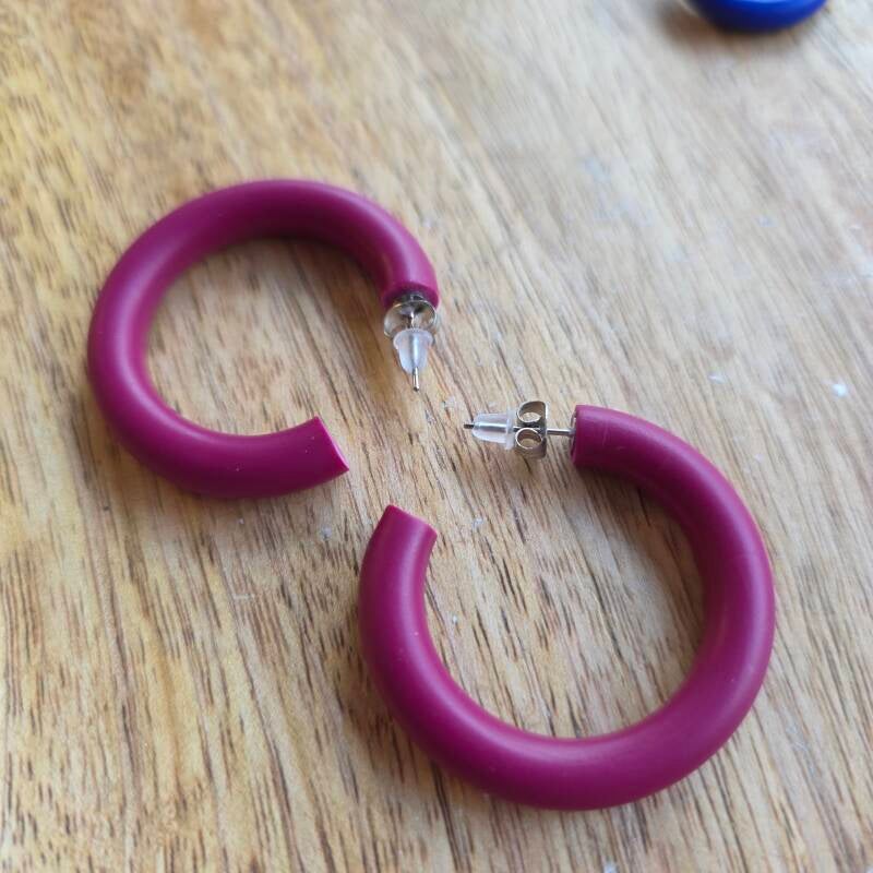 Hoops L ~ bordeaux hoepeloorbellen uit polymeerklei