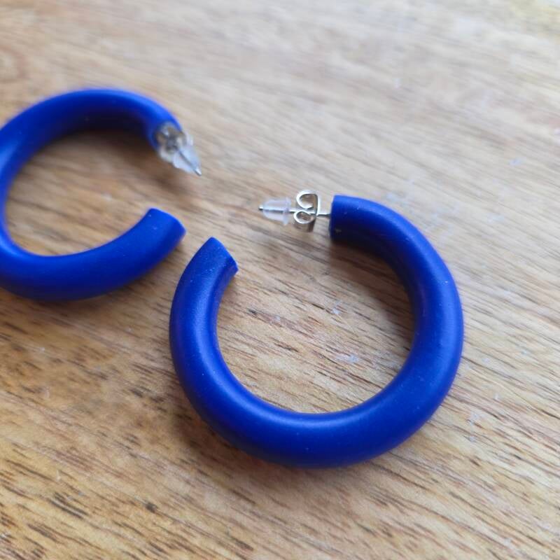 Hoops M ~ kobaltblauwe hoepeloorbellen uit polymeerklei