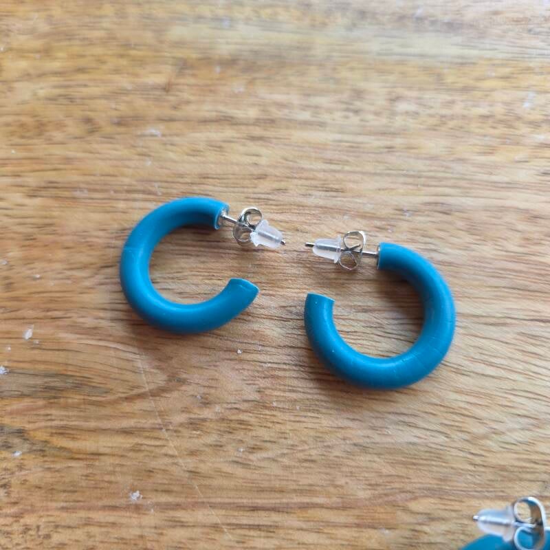 Hoops S ~ blauwgroene hoepeloorbellen uit polymeerklei