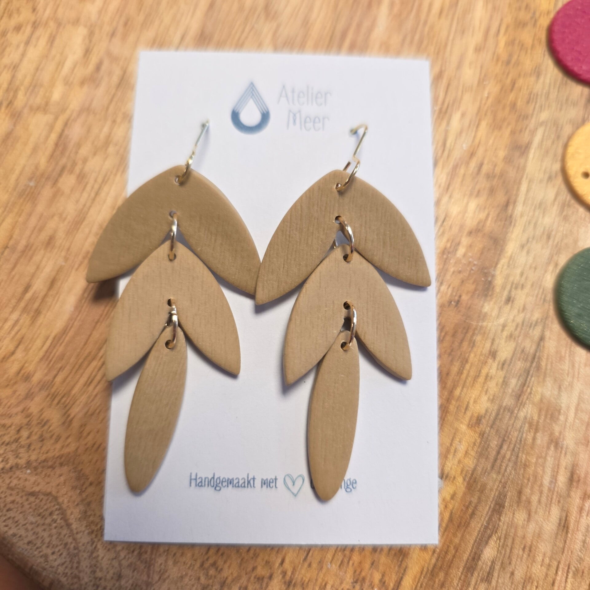 Seline ~ zandkleurige bengelende statement oorbellen