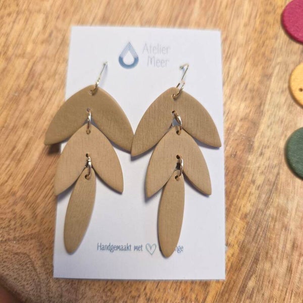 Seline ~ zandkleurige bengelende statement oorbellen