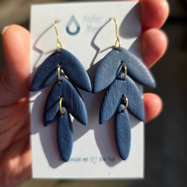 Seline ~ blauwe bengelende statement oorbellen