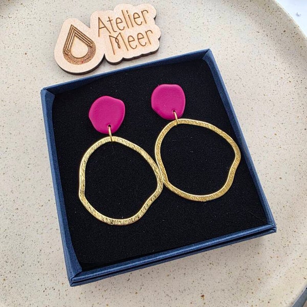 ISLA oorbellen ~ bordeauxrood met messing ringen