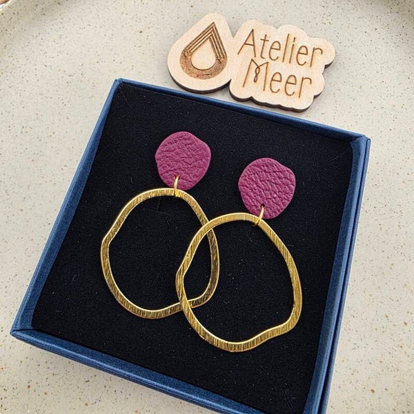 ISLA oorbellen ~ donker bordeaux met messing ringen