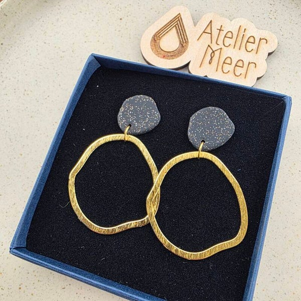 ISLA oorbellen ~ zwart met gouden spikkels met messing ringen