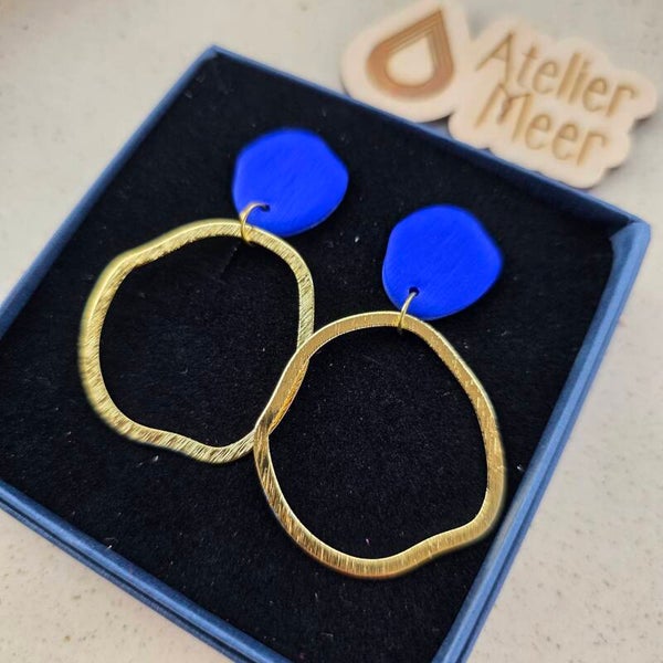 ISLA oorbellen ~ kobaltblauw met messing ringen
