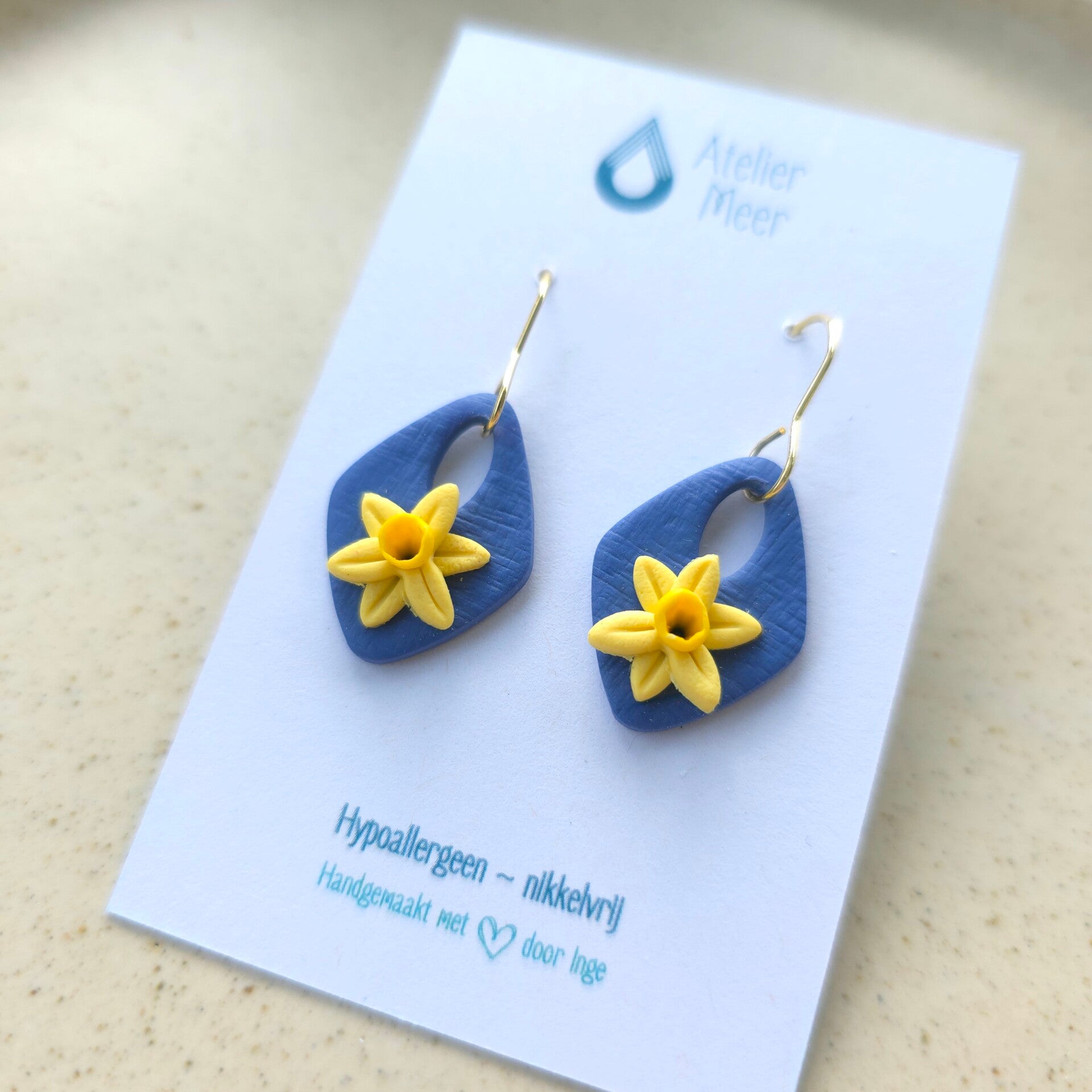SIGI narcis oorhangers ~ pastelgeel en blauw