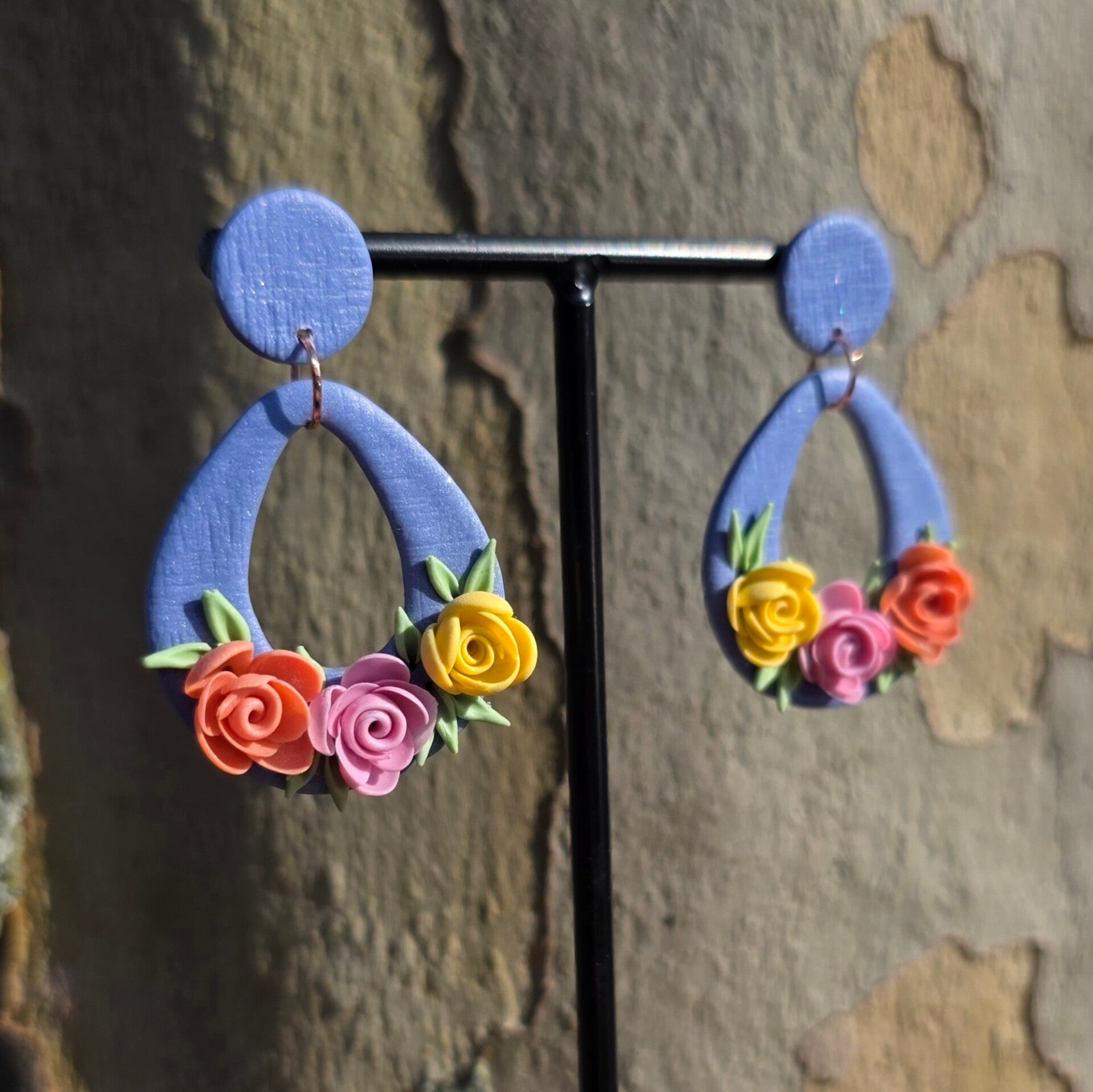 Meerkleurige bloemenoorbellen uit polymeerklei ~ Gunda