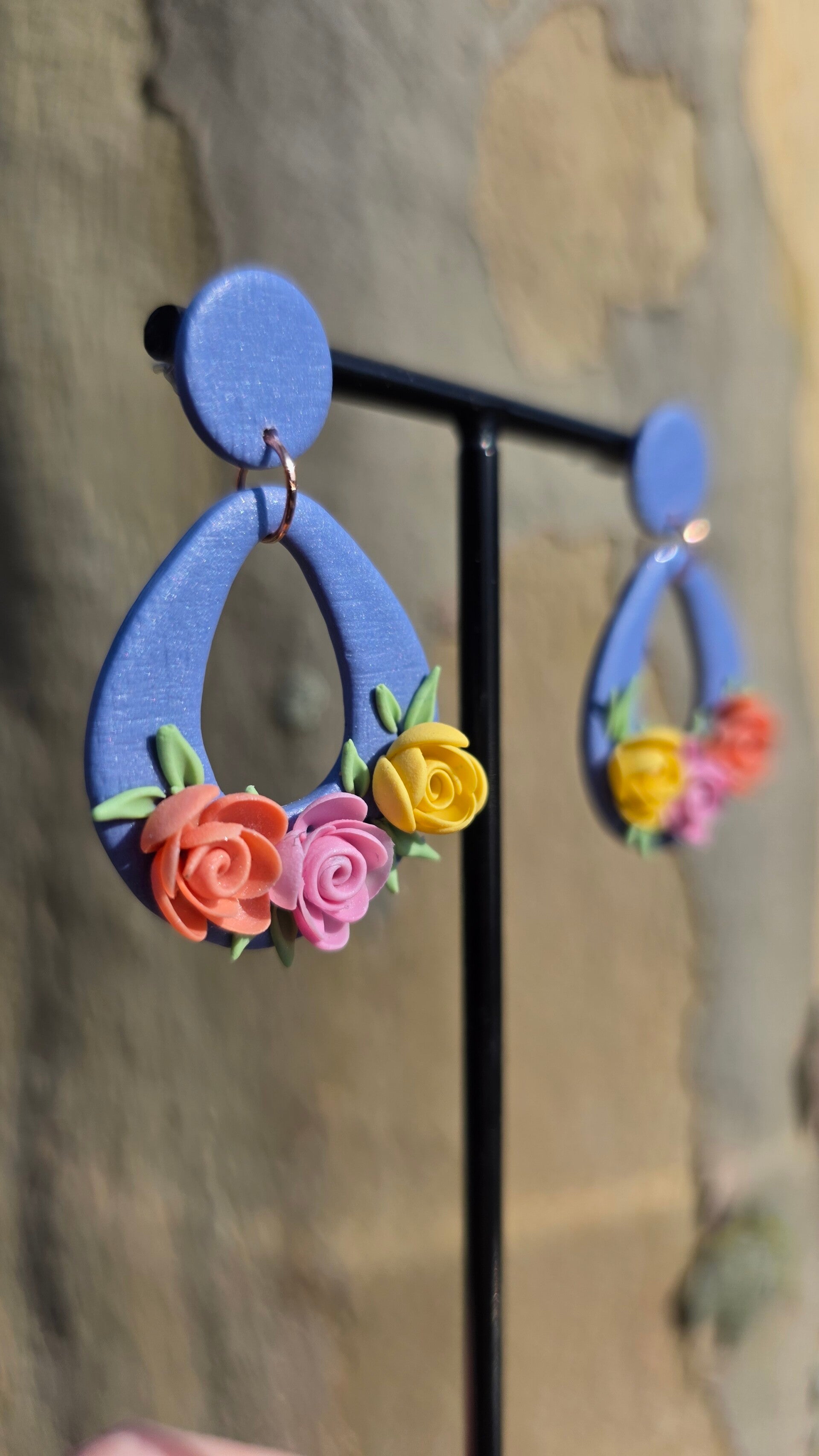 Meerkleurige bloemenoorbellen uit polymeerklei ~ Gunda