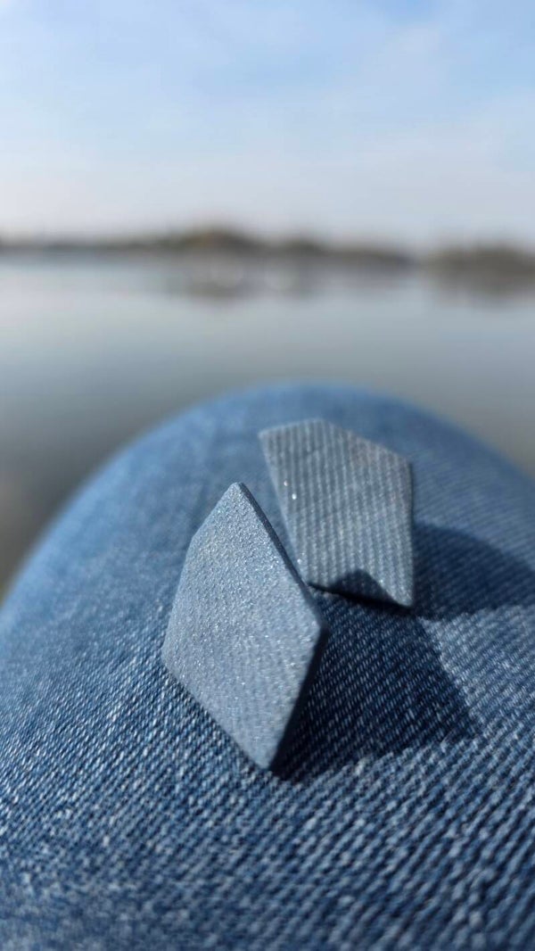 Sten studs ~ geometrische oorstekers in jeanskleur