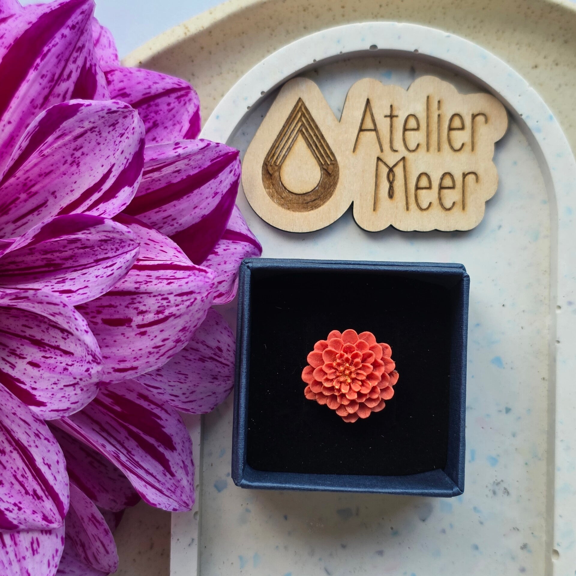 Ring Dahlia perzikroze ~ verstelbare ring uit stainless steel met klei