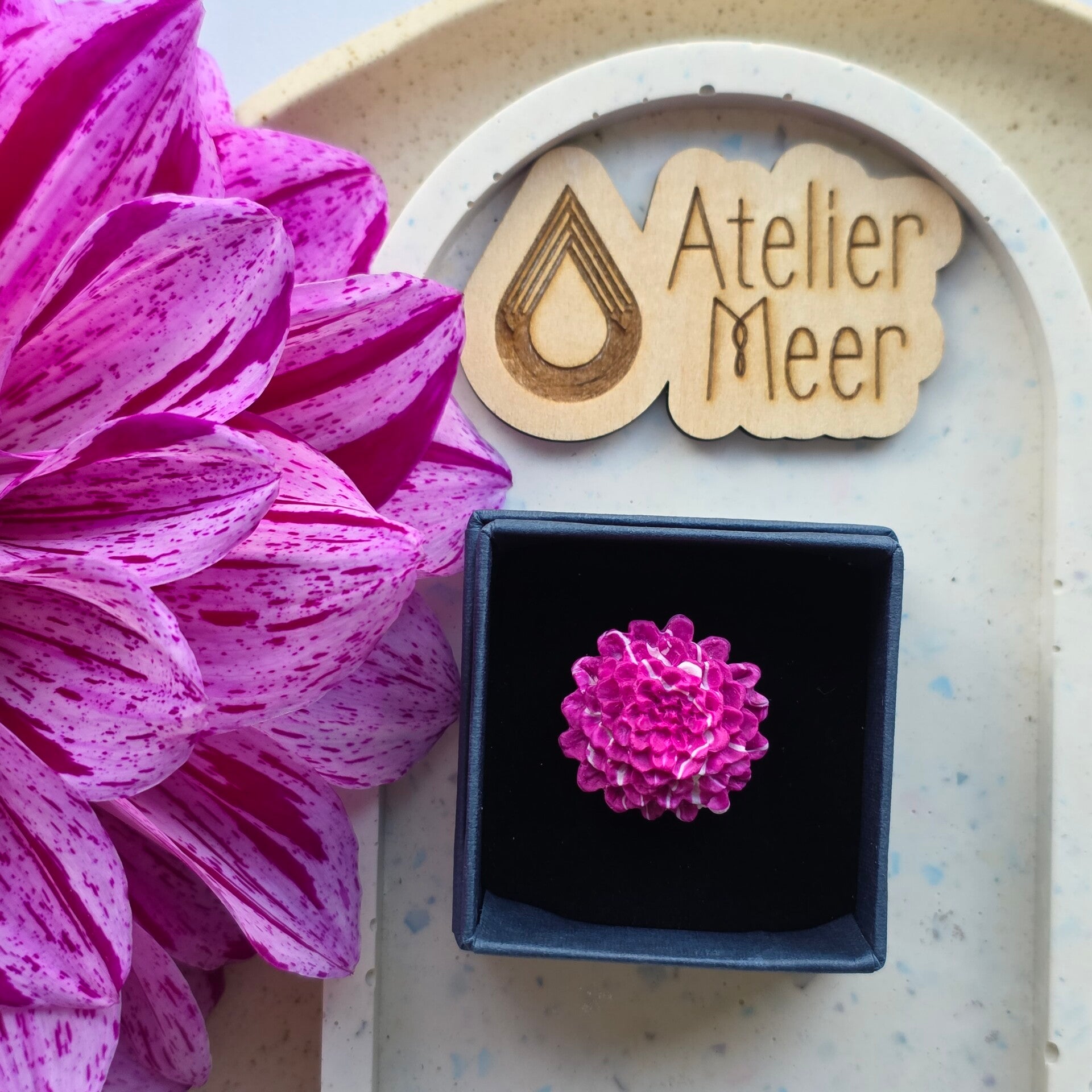 Ring Dahlia roze wit ~ verstelbare ring uit stainless steel met klei