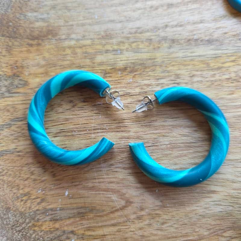 Hoops L ~ gestreepte turkooise hoepeloorbellen uit polymeerklei