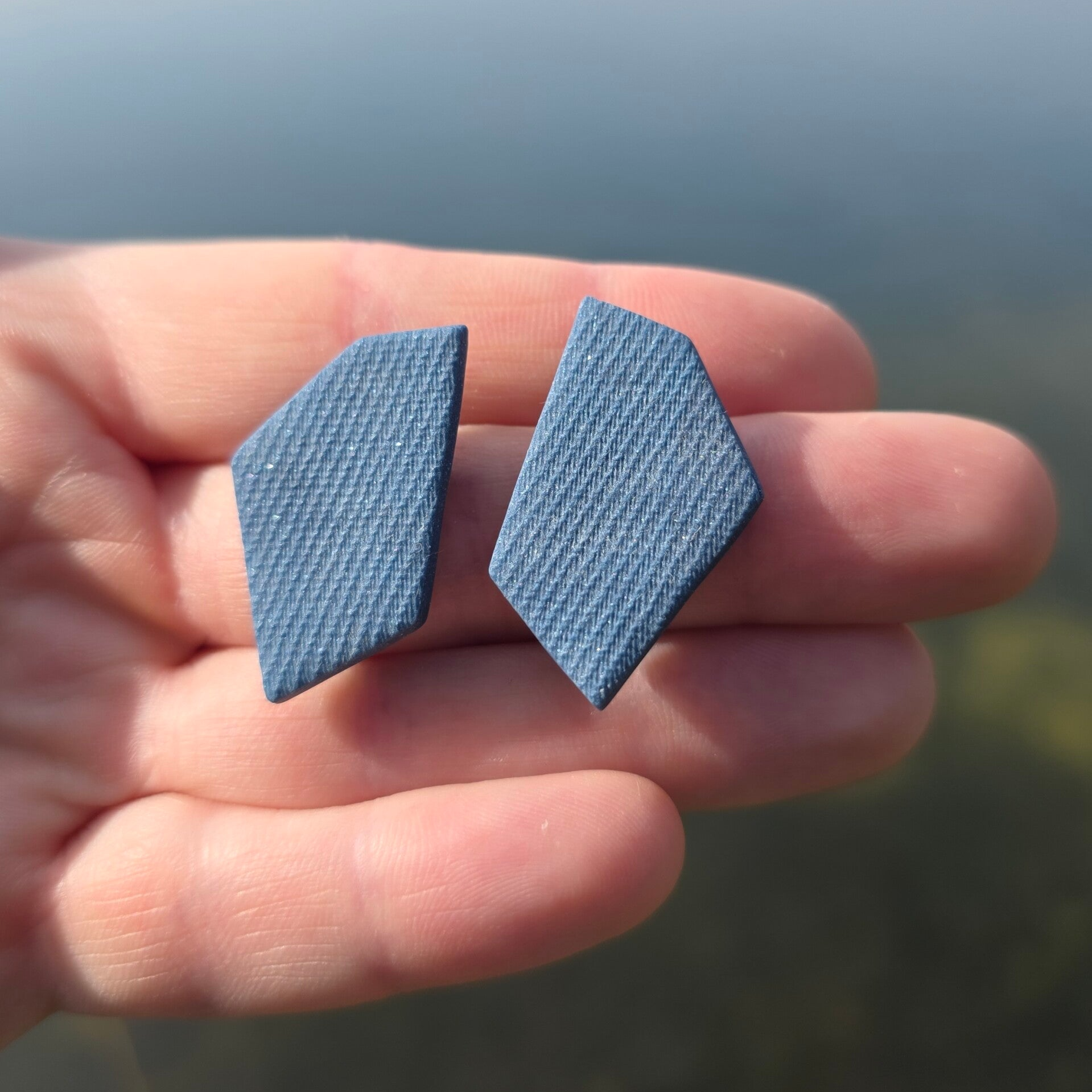 Sten studs ~ geometrische oorstekers in jeanskleur