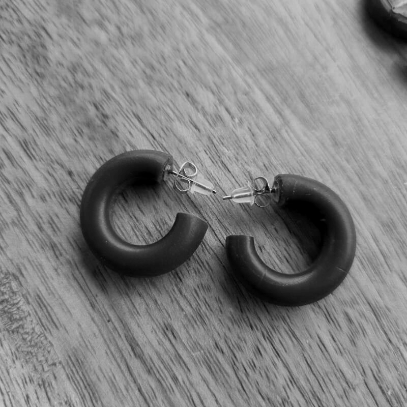 Hoops S ~ zwarte hoepeloorbellen uit polymeerklei